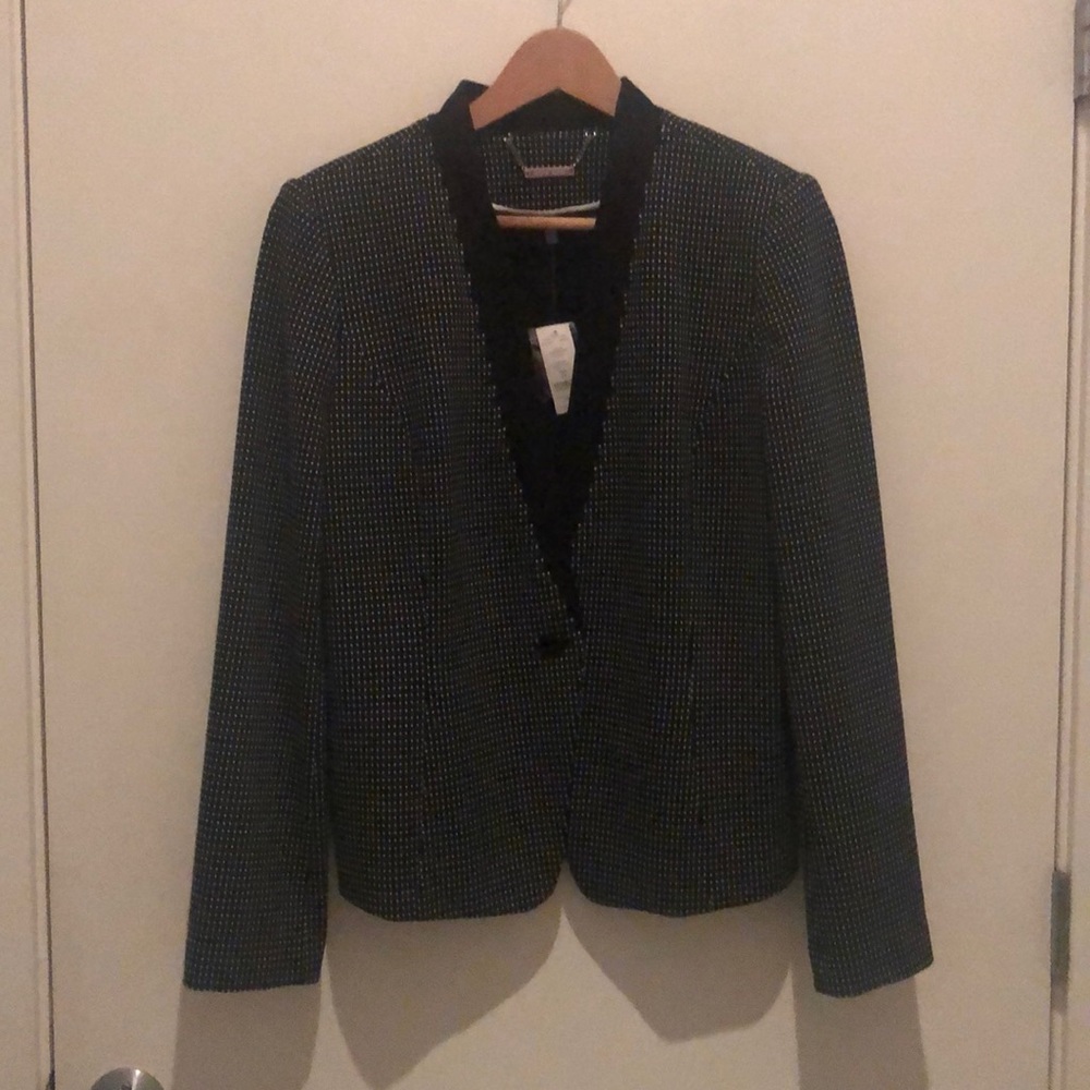Adorable blazer NWT. Would look great w/ a white t-shirt & your favorite jeans.
